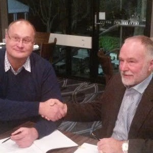 ADA National President David Voss (left) and FGA Chairman Bill Paterson cement the new agreement with a handshake.